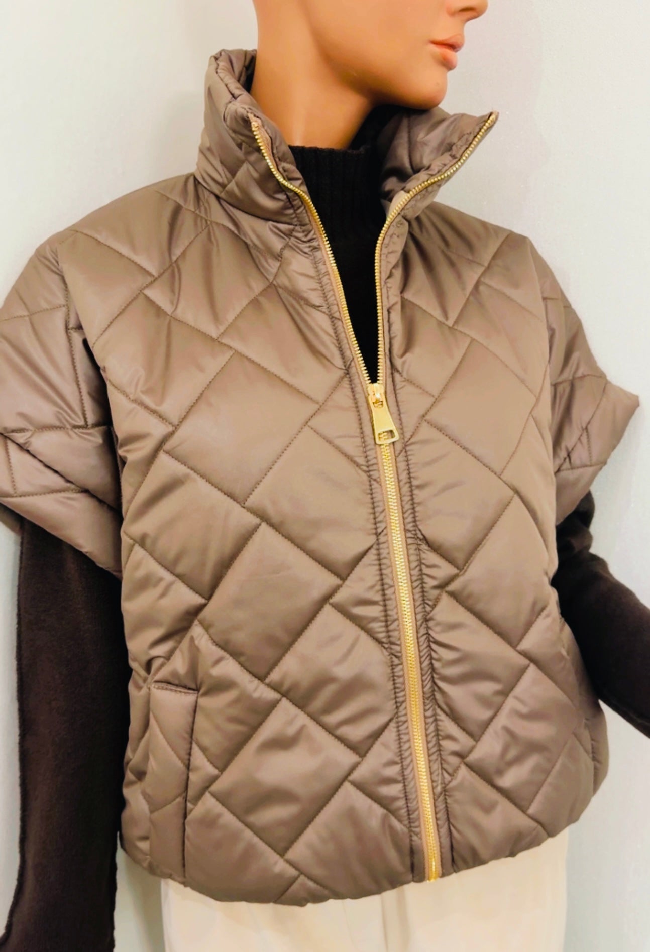 Moderne Steppweste in Taupe