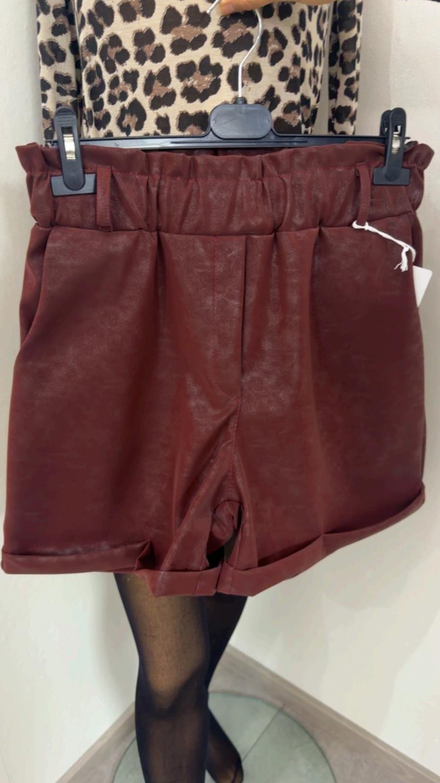 Stylische Paperbag-Lederoptik-Shorts in Weinrot