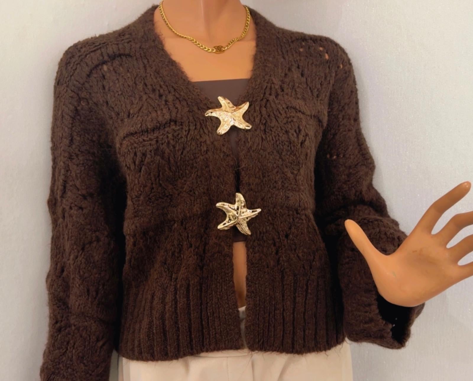 Elegante Strickjacke mit Seestern-Brosche