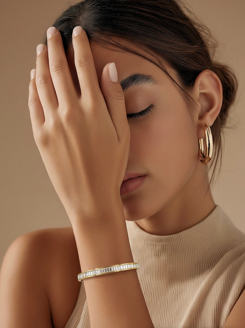 Eleganter Goldarmreif mit baguettegeschliffenen Steinen