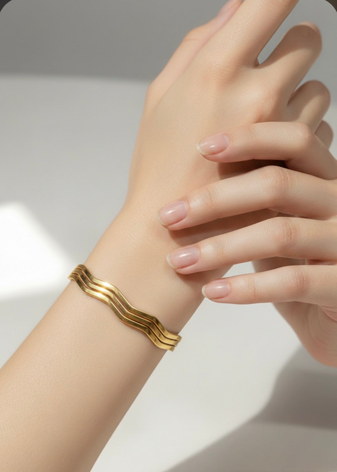 Eleganter Goldring mit Wellenstruktur