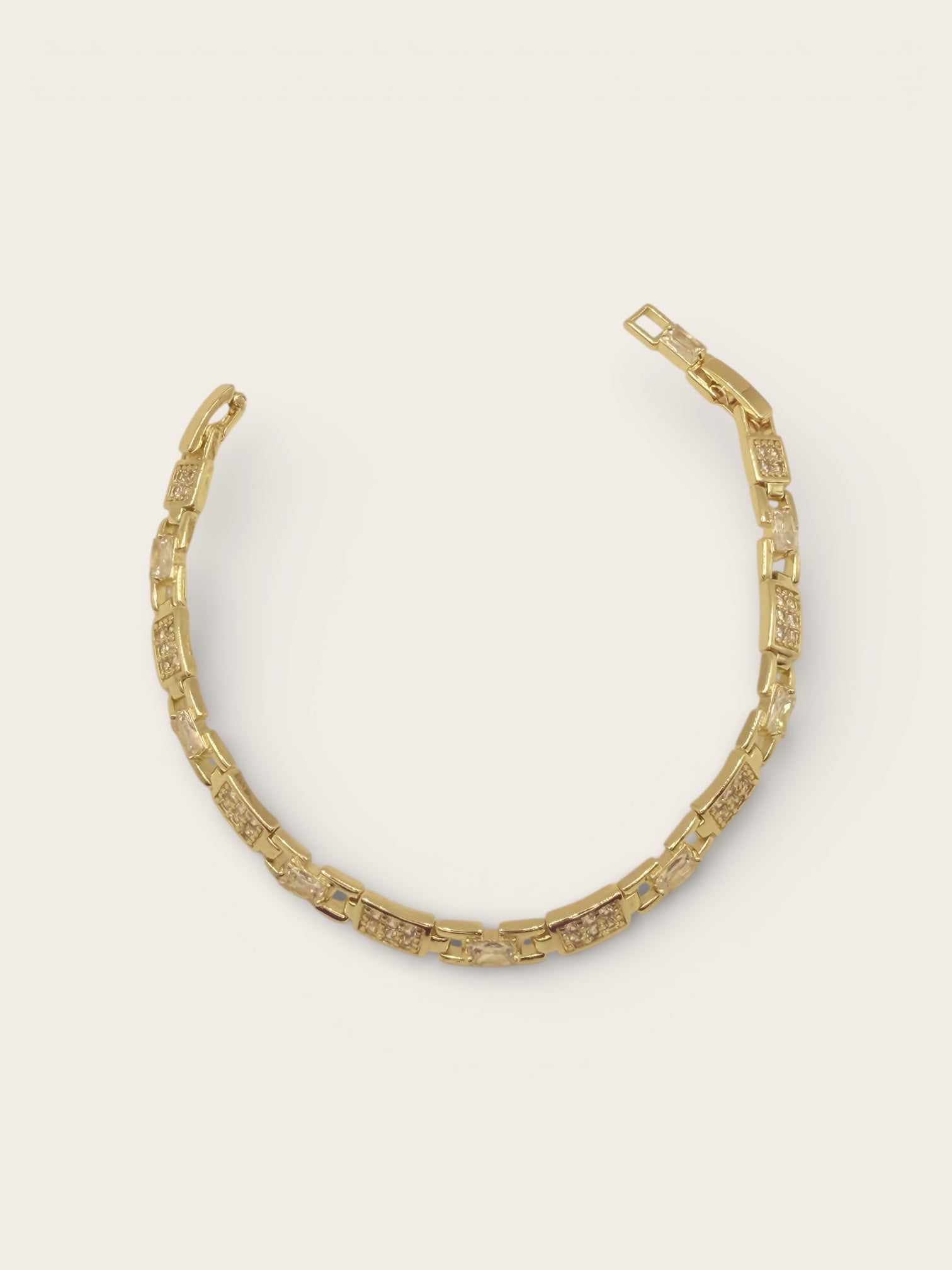 Elegantes Goldarmband mit funkelnden Steinelementen