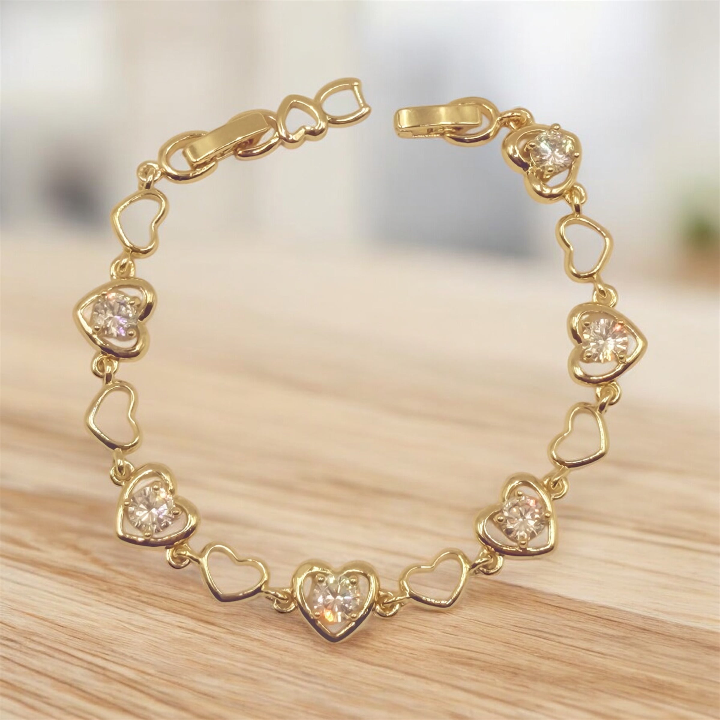 Herzarmband in strukturierter Goldoptik