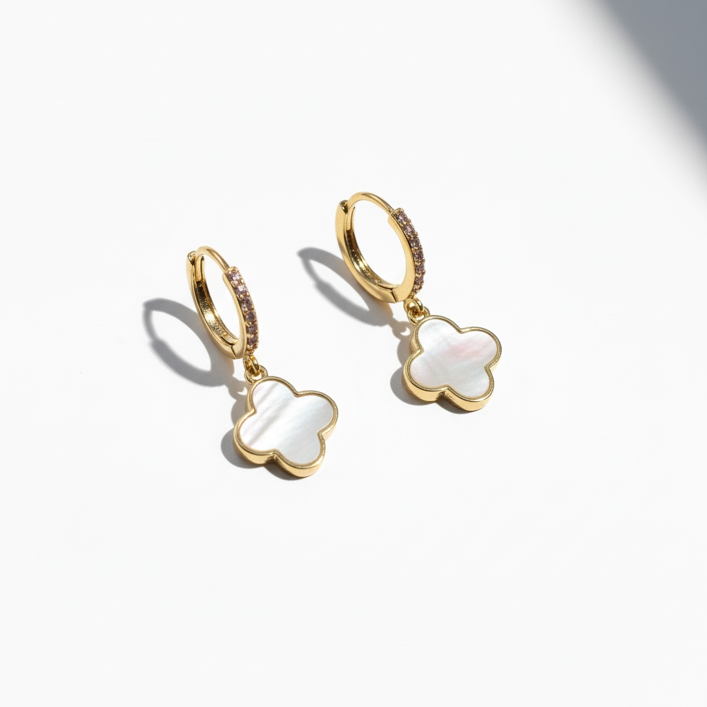 Goldene Creolen mit Kleeblatt-Anhänger & perlmutt-Optik