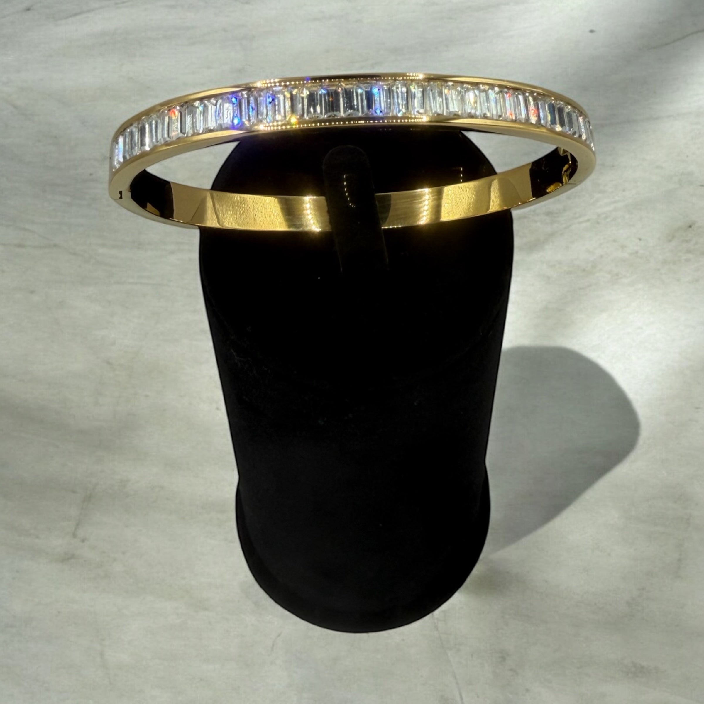 Luxuriöser Diamant-Armreif aus Gelbgold – Baguette-Schliff