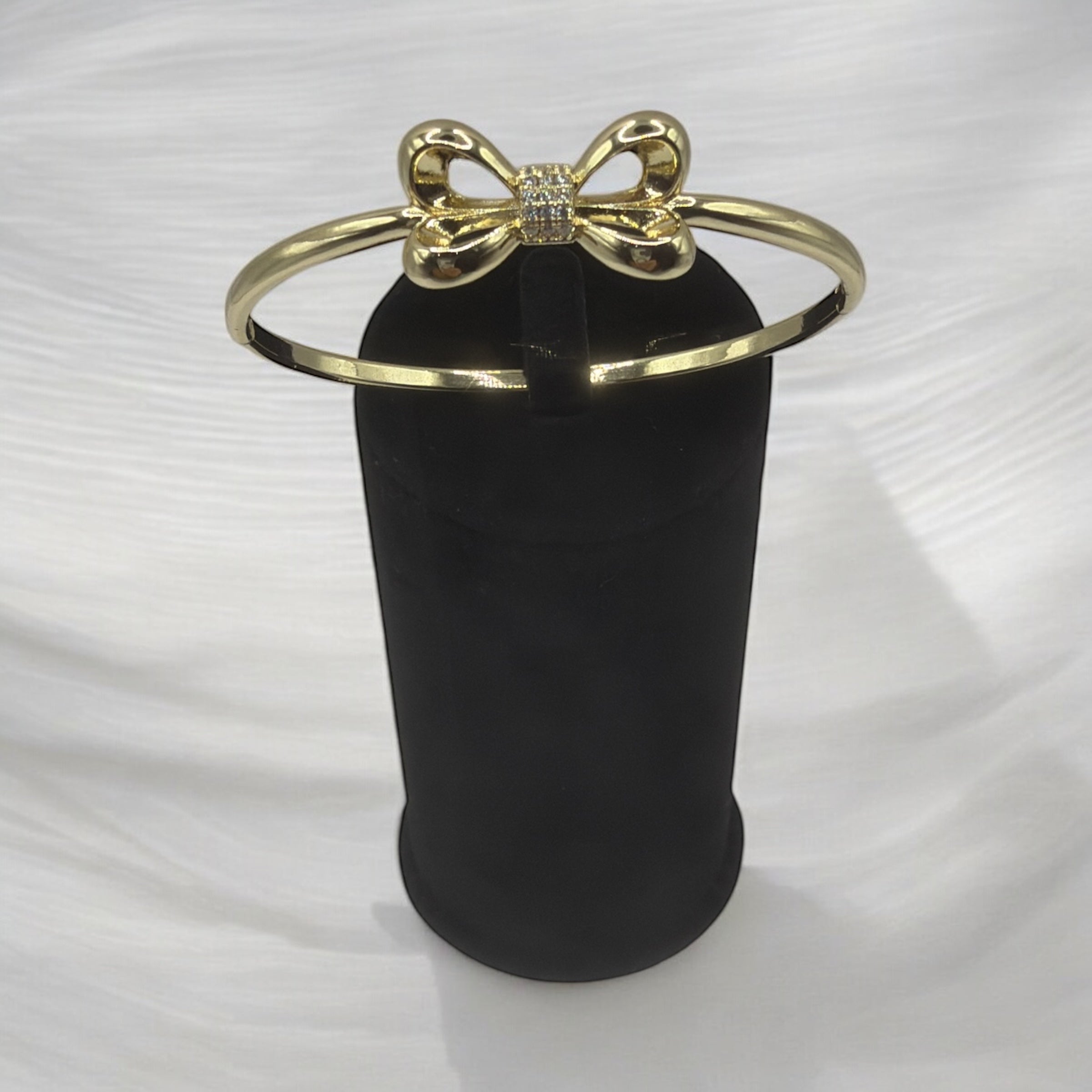 Eleganter Gold-Armreif mit Schleifenmotiv und Diamantbesatz