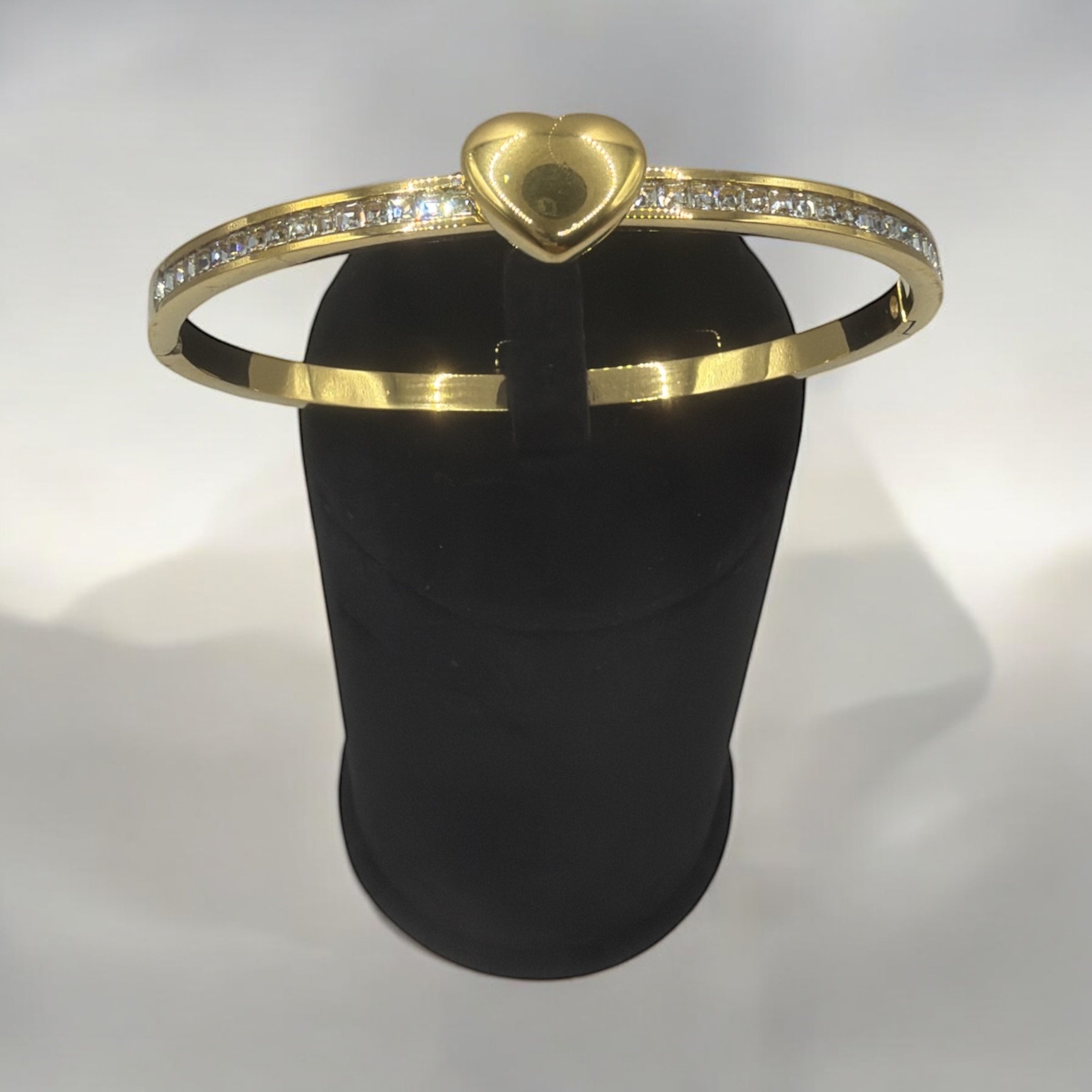 Edler Armreif mit Herzmotiv – zeitlose Eleganz in Goldoptik