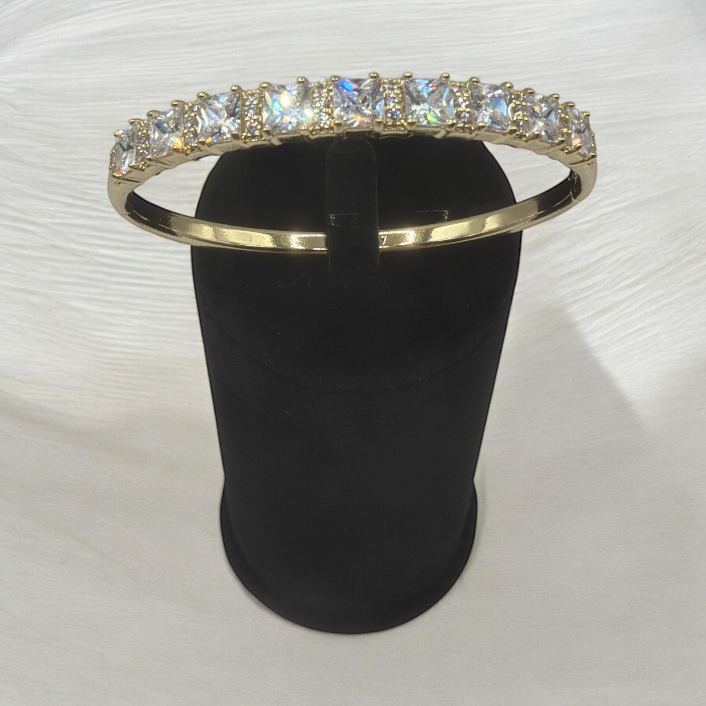 Exklusiver Armreif mit funkelnden Zirkonia – Eleganz in Goldoptik