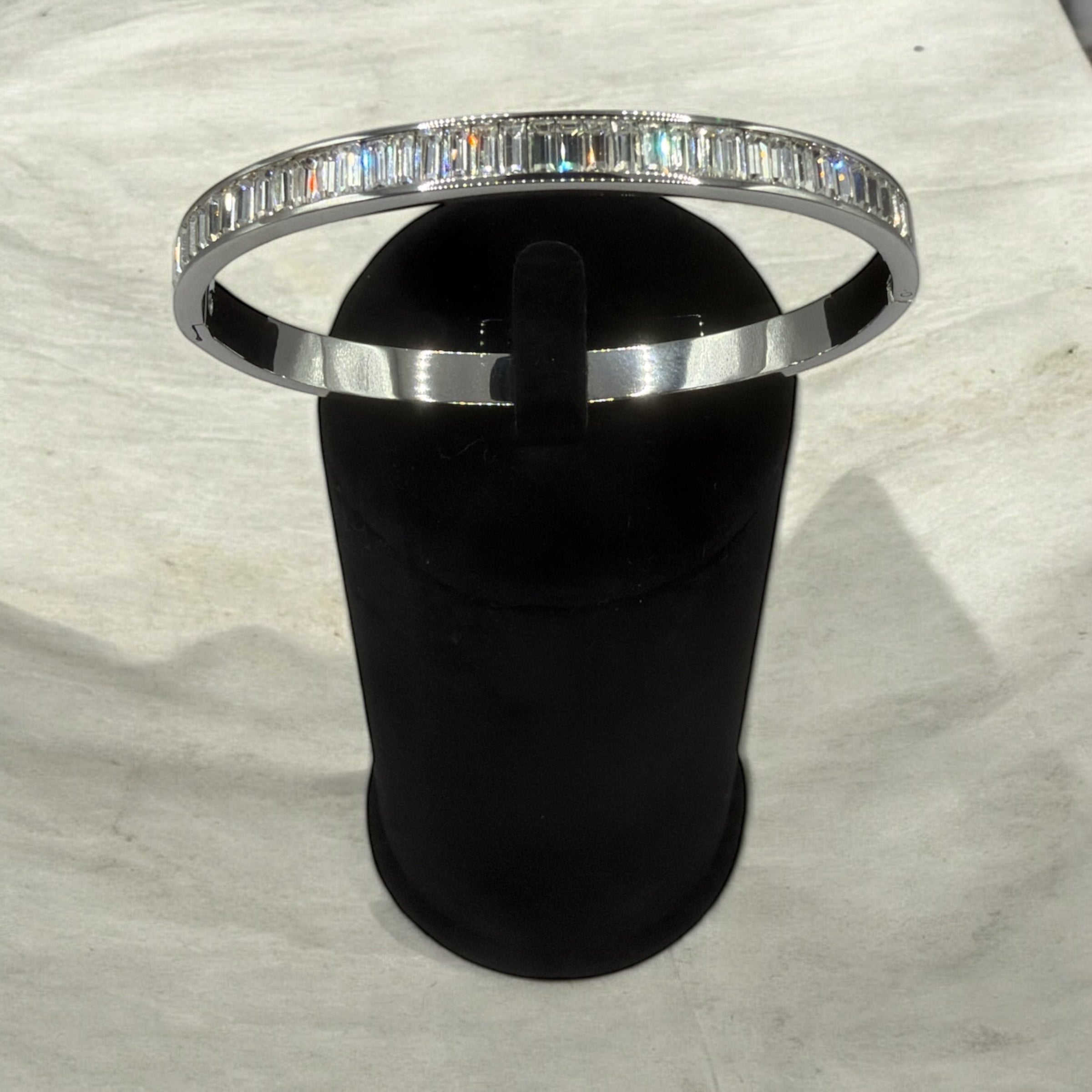 Eleganter Armreif mit Zirkonia im Baguetteschliff – Silberoptik