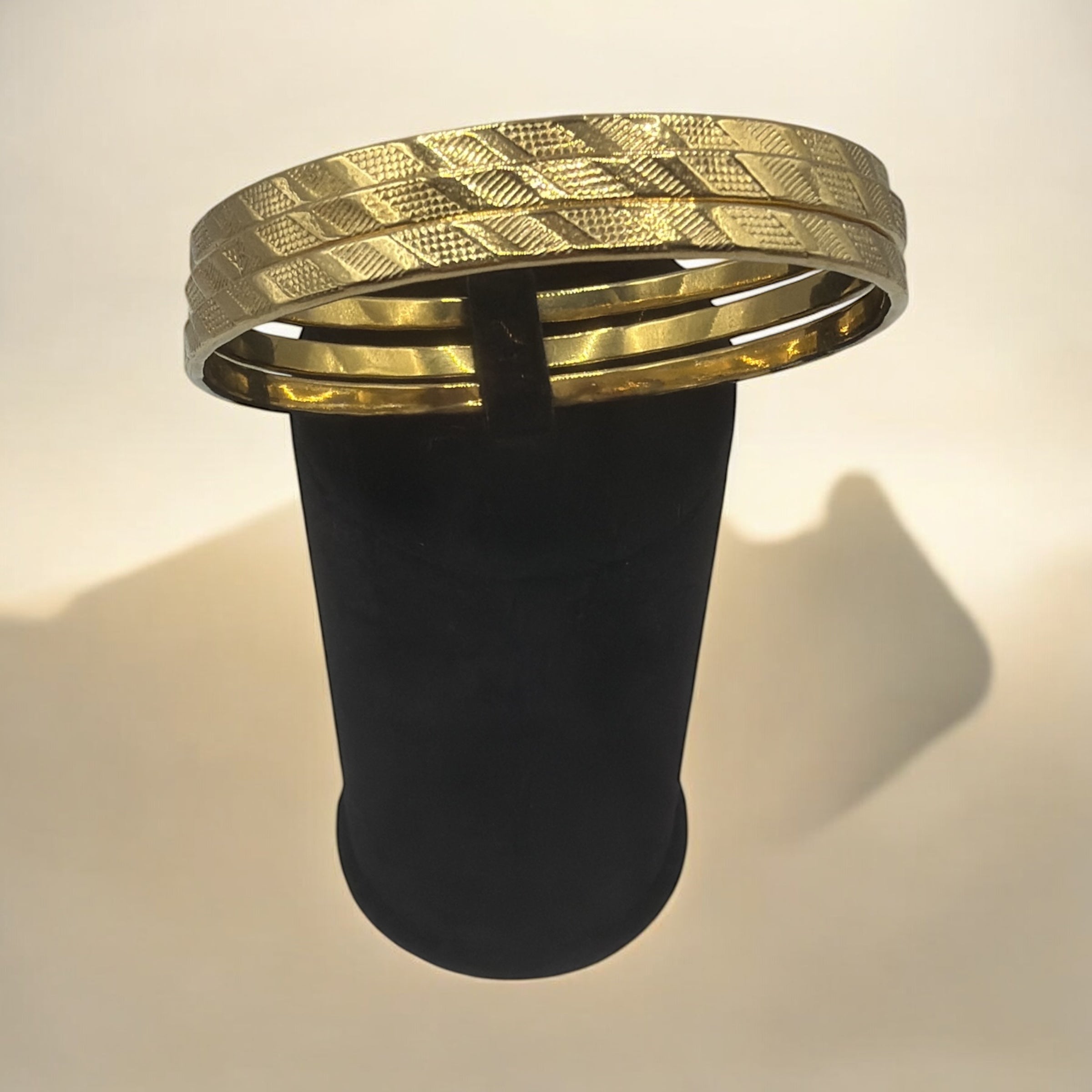 Eleganter Armreif mit Strukturmuster – Klassische Goldoptik