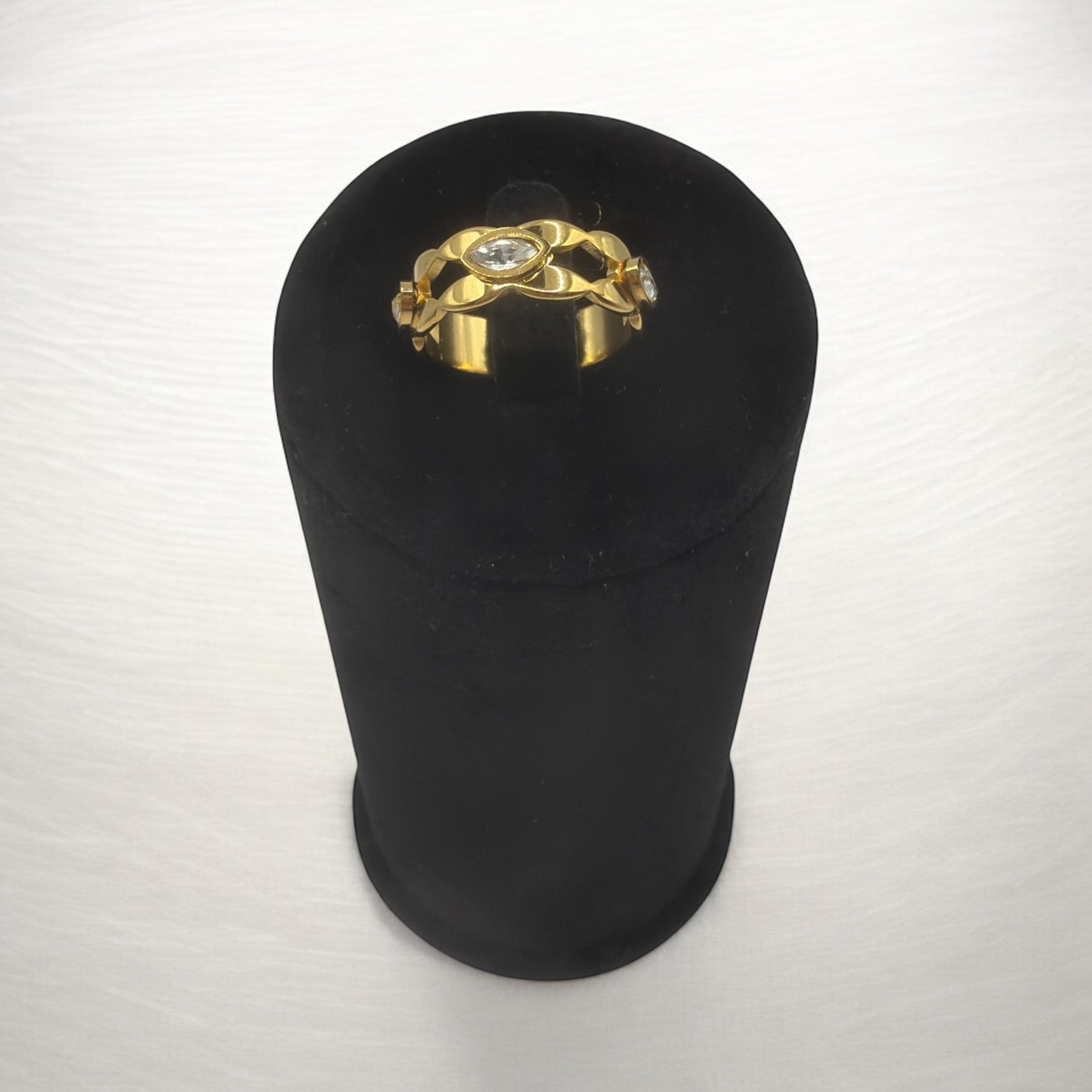 Geflochtener Ring mit Zirkonia – Goldoptik mit modernem Design