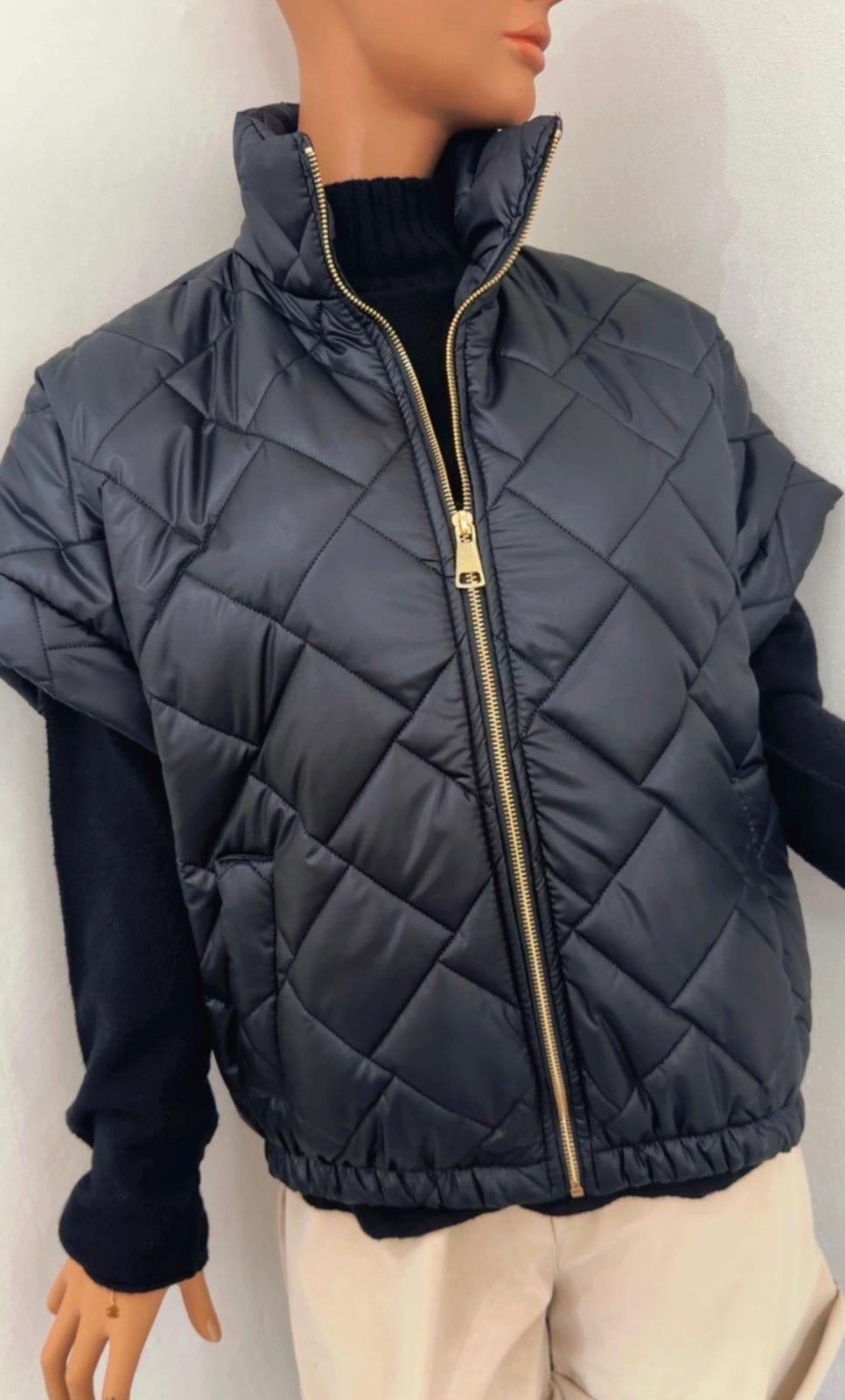 Stylische schwarze Steppweste