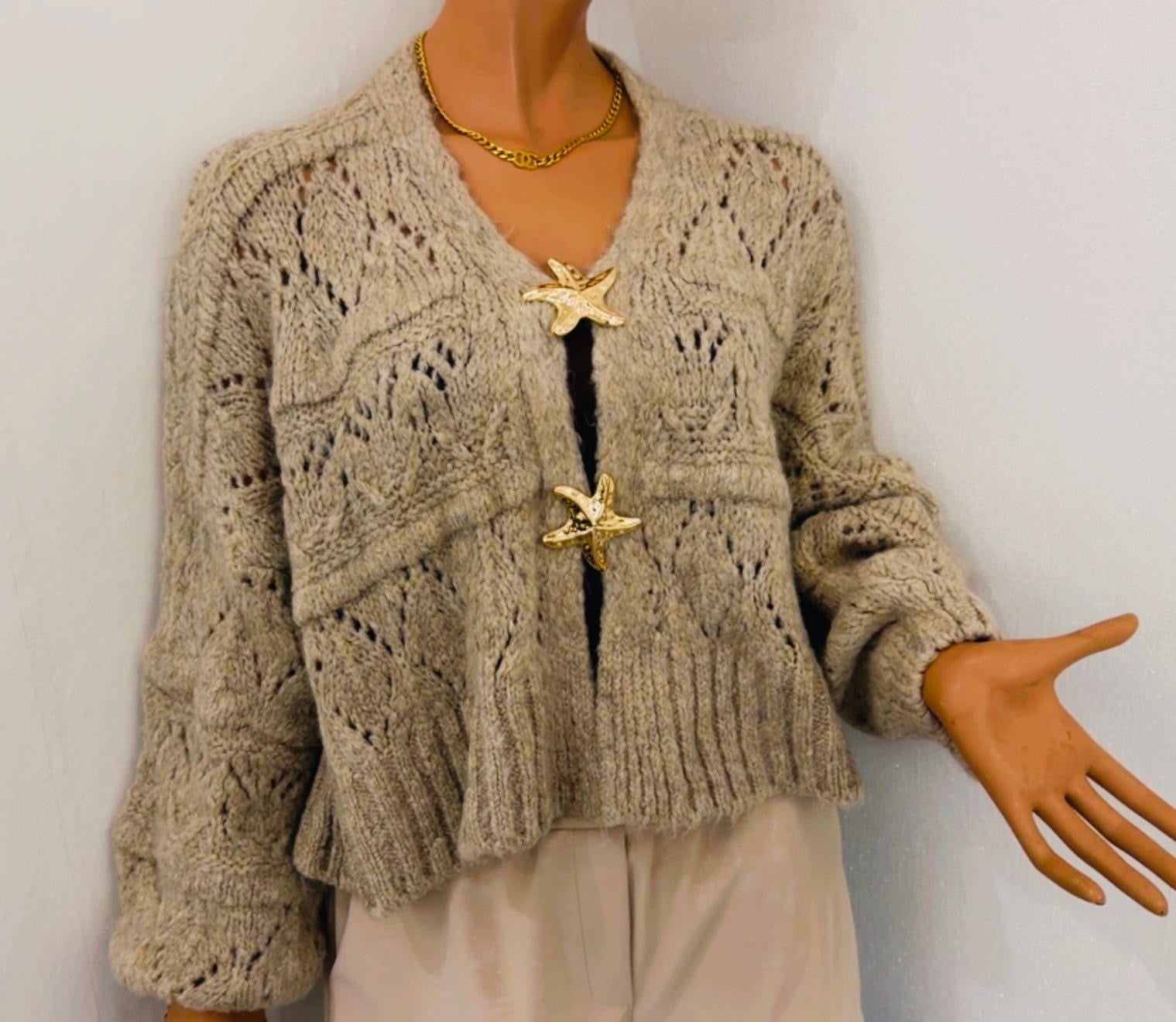 Boho-Strickjacke mit goldenen Seestern-Verschlüssen