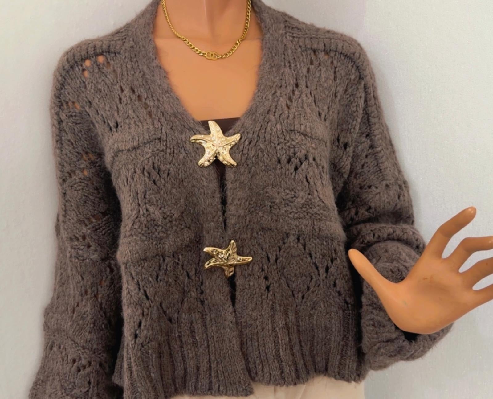 Elegante Strickjacke mit Sternen-Broschen