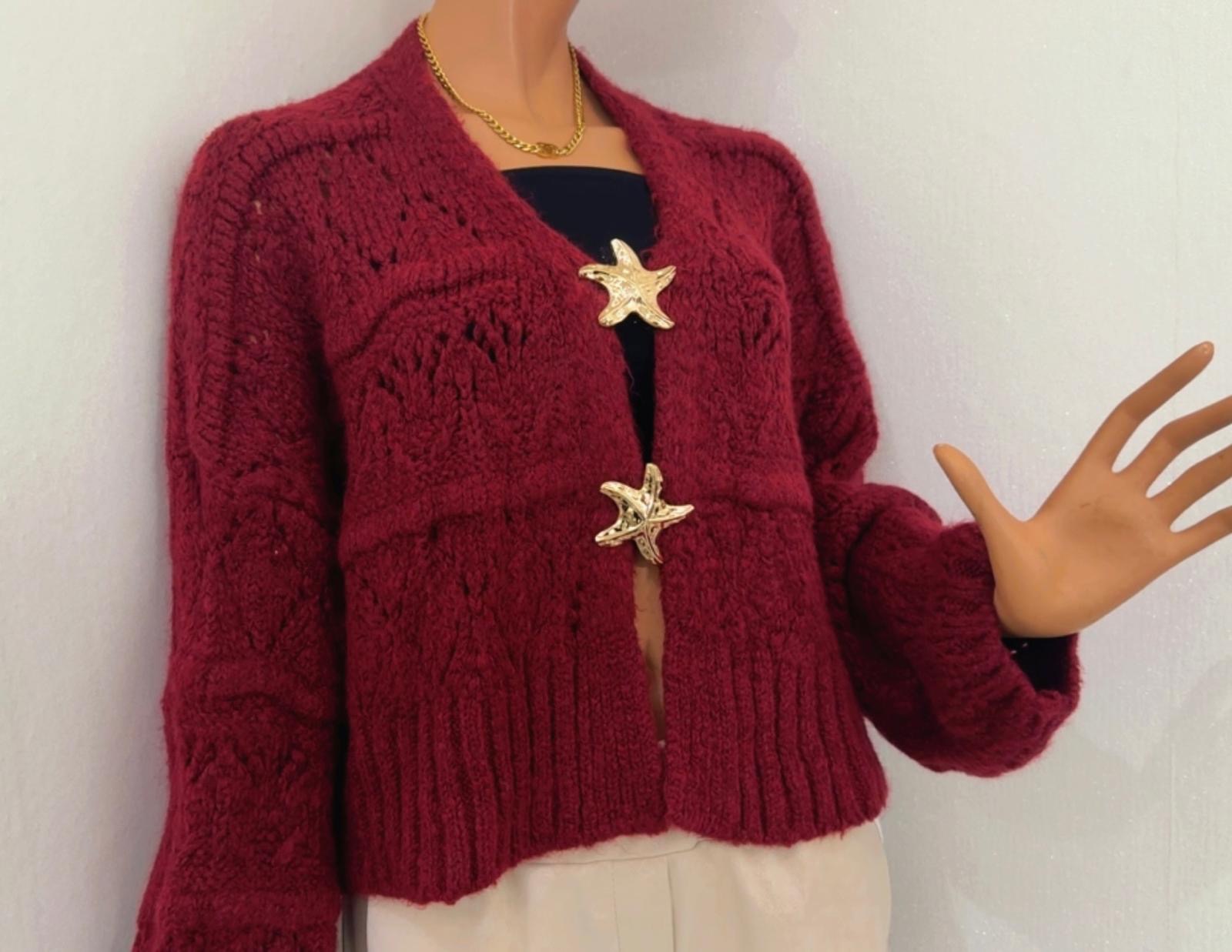 Strickjacke mit Seestern-Brosche