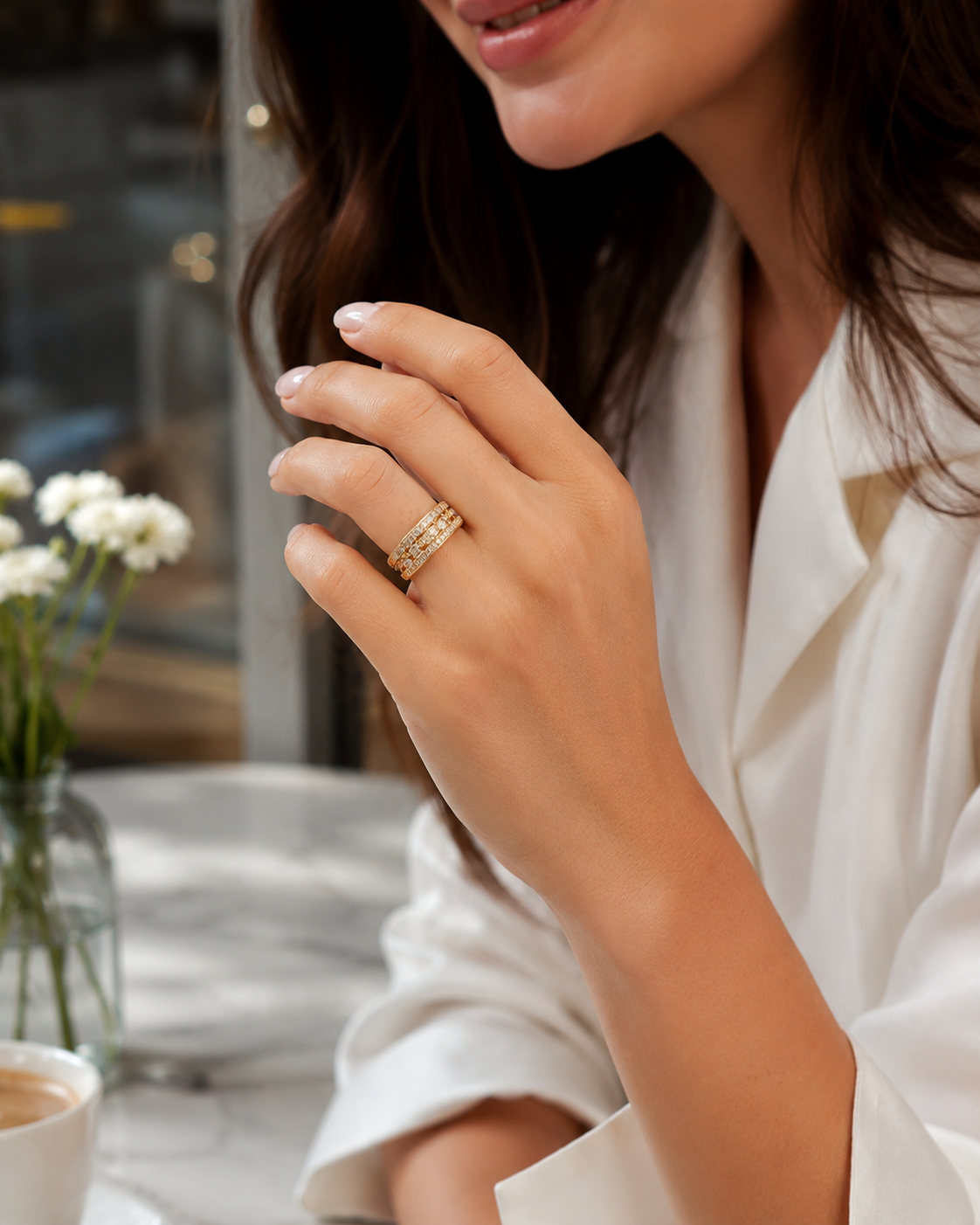 Goldfarbener Ring mit breitem Muster getragen am Model