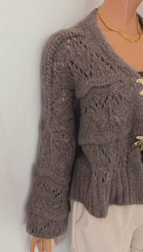 Elegante Strickjacke mit Sternen-Broschen
