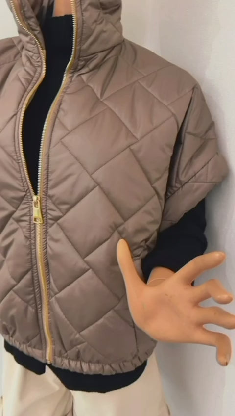 Moderne Steppweste in Taupe